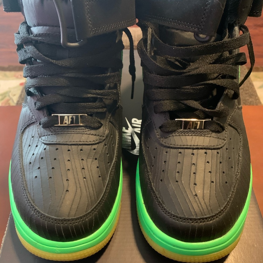 Nike - Picture 2 of 3